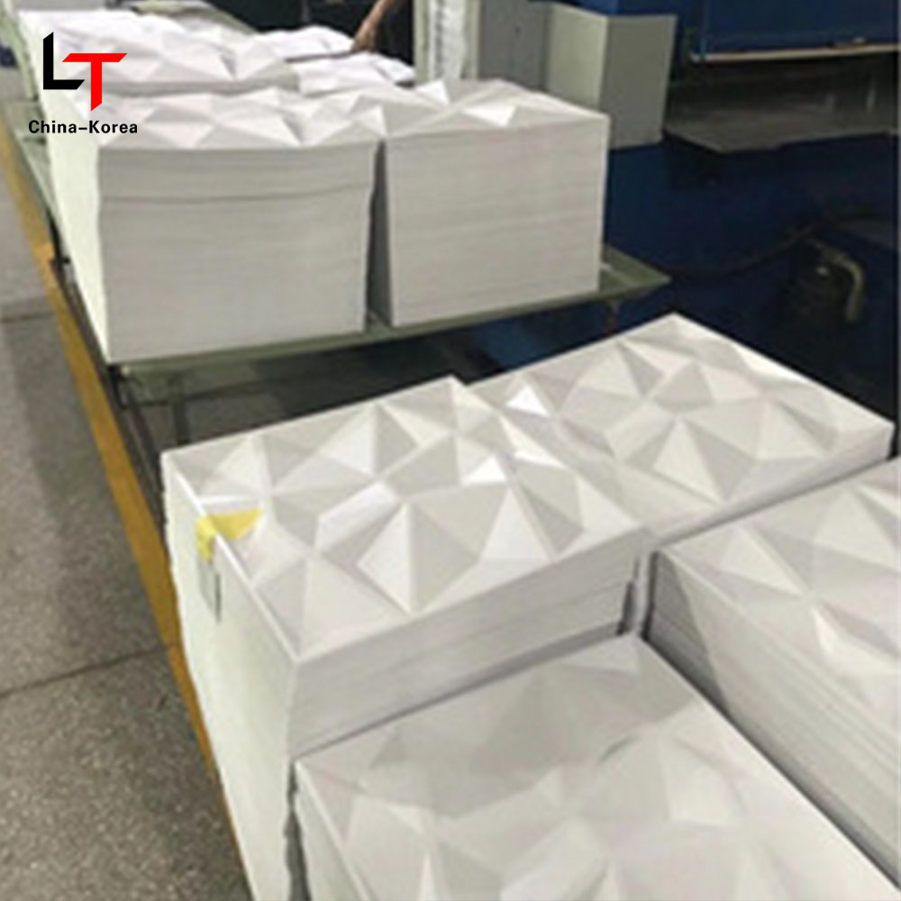 Moderný 3D PVC nástenný panel/nálepka Vnútorný vodotesný matný čierny diamantový tvar pre obývaciu izbu Spálňová nástenná dekorácia Vodotesná