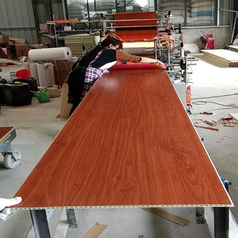 Moderný integrovaný nástenný panel z PVC z bambusových drevených vlákien pre TV pozadie s pevným balením nástenný panel pre interiérový strop na použitie v hoteli