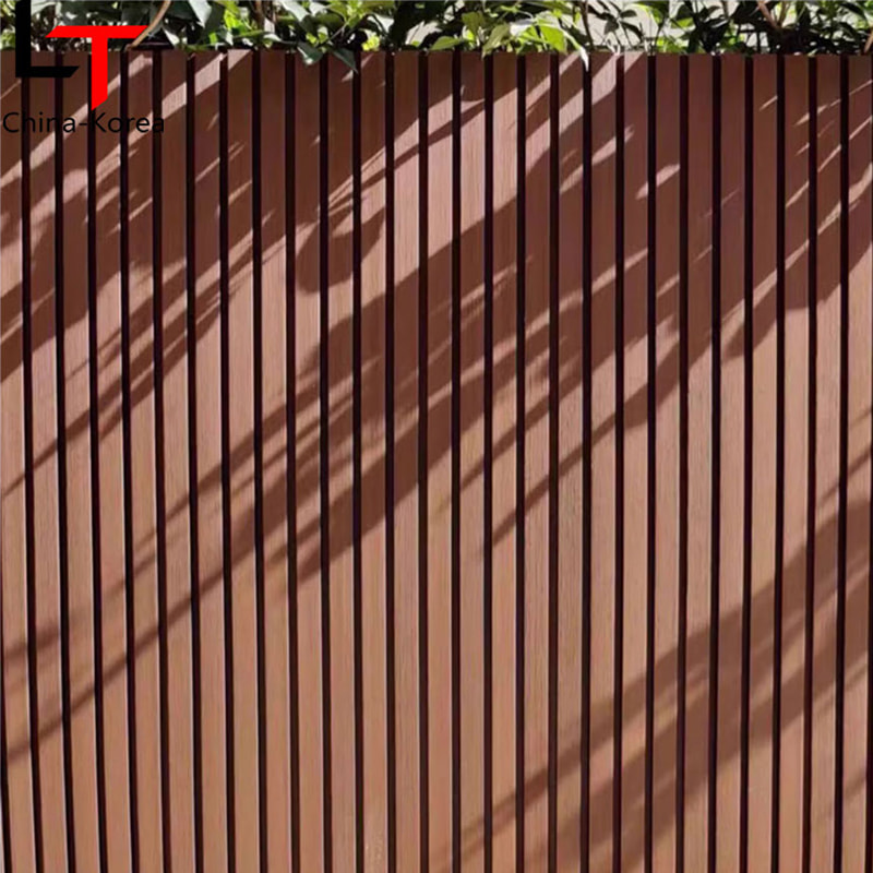 Textúra dreva a čierny vzor Vonkajšie lamelové obklady stien Vonkajšie dekoratívne obklady domu Wpc drážkované vonkajšie stenové panely